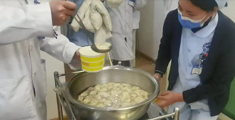 貴州白癜風(fēng)醫(yī)院暖意融融迎冬至、送餃子活動(dòng)